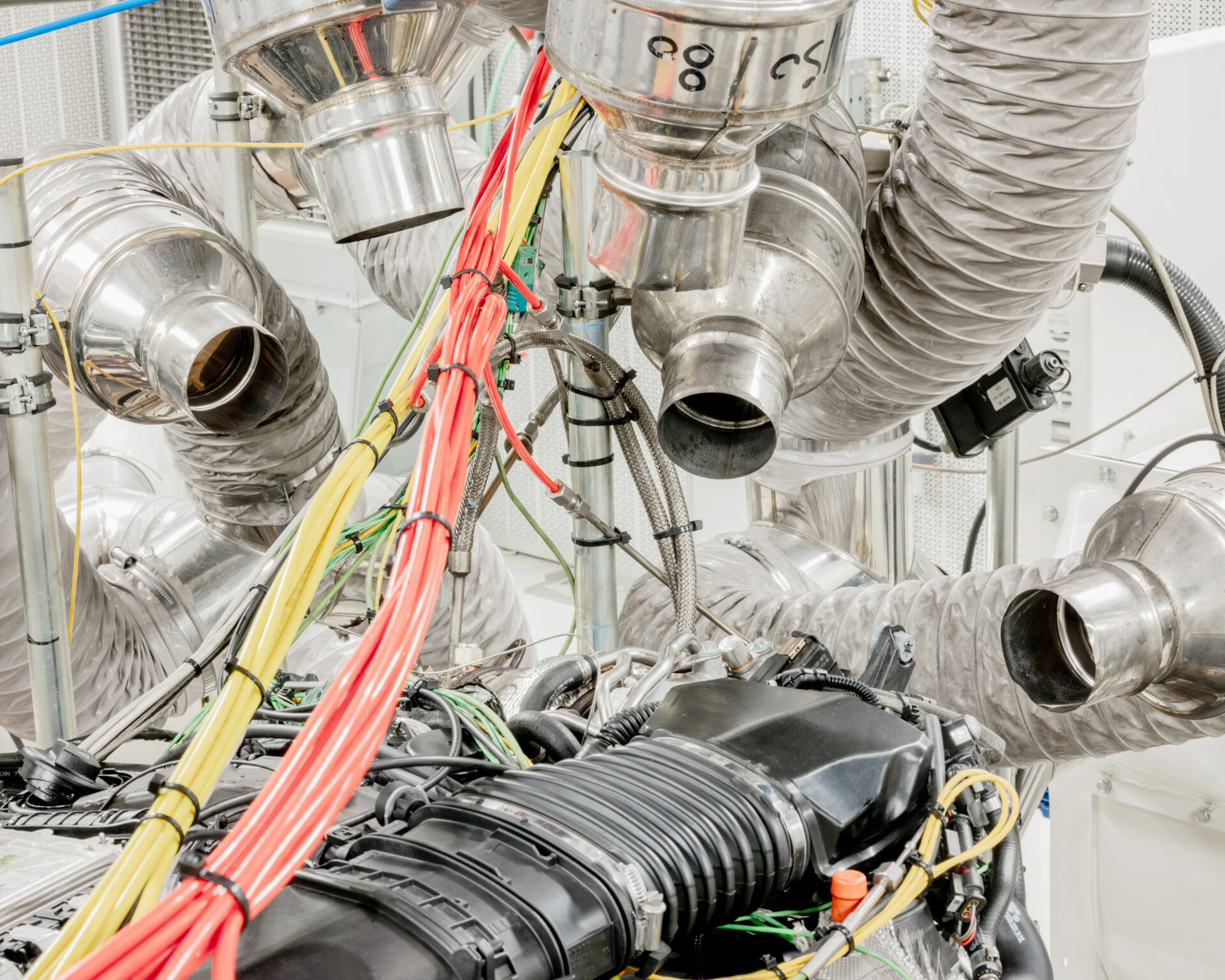 Dopo essere stati formulati e validati in laboratorio, gli oli e i grassi sviluppati al Global Research & Technology Centre di Petronas vengono testati nelle sale prova motore. In questi spazi altamente controllati, i nuovi prodotti vengono messi sotto stress reale per verificarne gli effetti su motori e trasmissioni: temperatura, attrito, consumo. La chimica incontra la meccanica e il dato diventa prestazione.